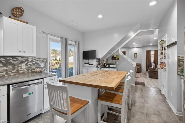 6812 Burbage Lake CIR, Suffolk, VA 23435