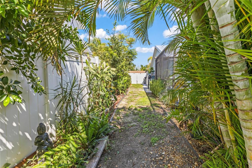 Image 42 of property listing at 4204 2ND AVENUE NE, Bradenton, FL 34208