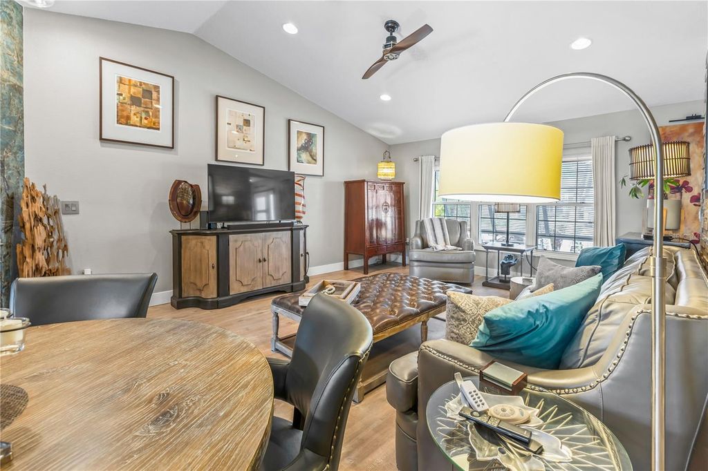 Image 7 of property listing at 4204 2ND AVENUE NE, Bradenton, FL 34208