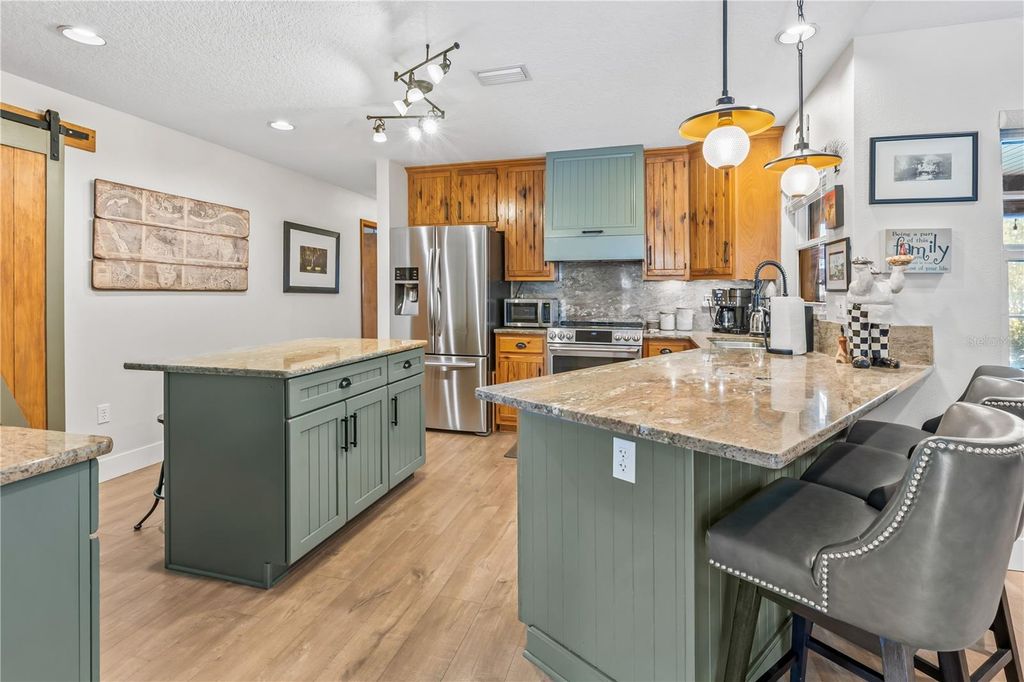 Image 9 of property listing at 4204 2ND AVENUE NE, Bradenton, FL 34208