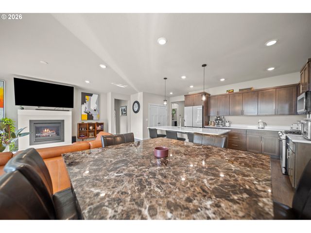 900 MARIE St, Mt Angel, OR 97362