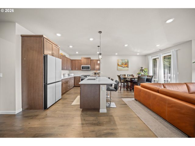 900 MARIE St, Mt Angel, OR 97362