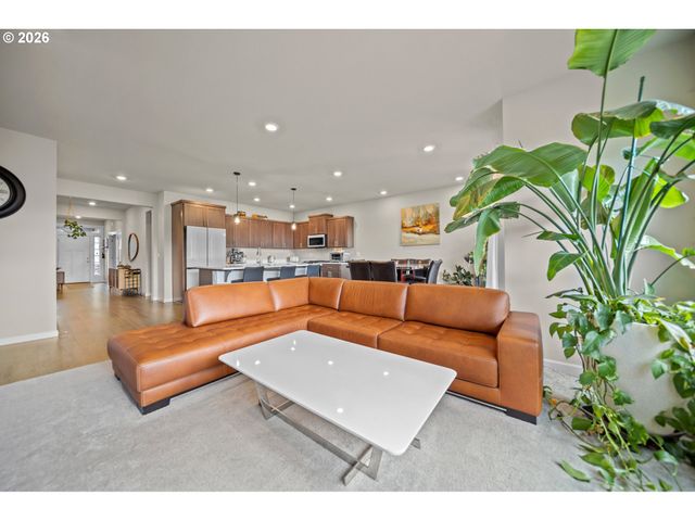 900 MARIE St, Mt Angel, OR 97362