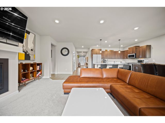 900 MARIE St, Mt Angel, OR 97362