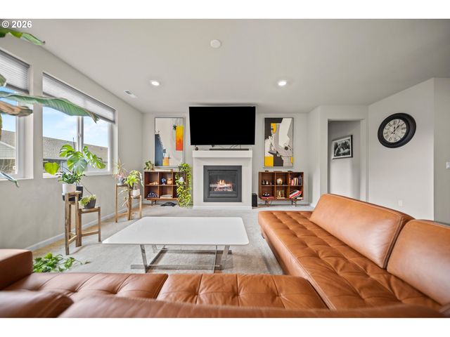 900 MARIE St, Mt Angel, OR 97362