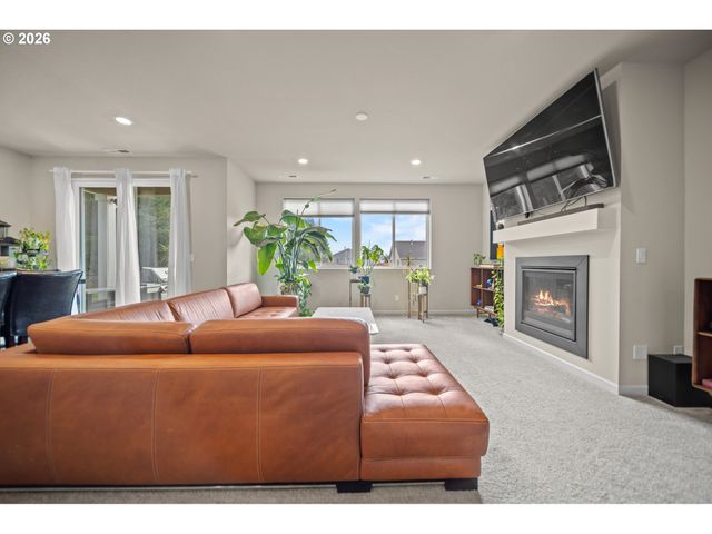 900 MARIE St, Mt Angel, OR 97362