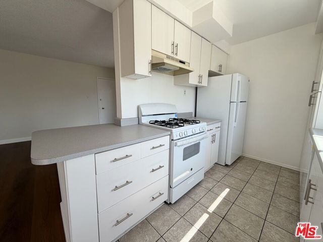 11727 Mayfield Avenue 5, Los Angeles, CA 90049