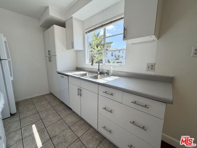 11727 Mayfield Avenue 5, Los Angeles, CA 90049