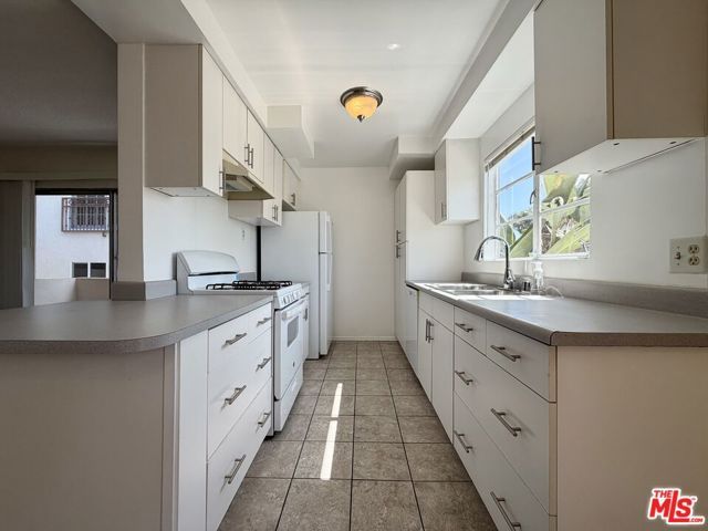 11727 Mayfield Avenue 5, Los Angeles, CA 90049