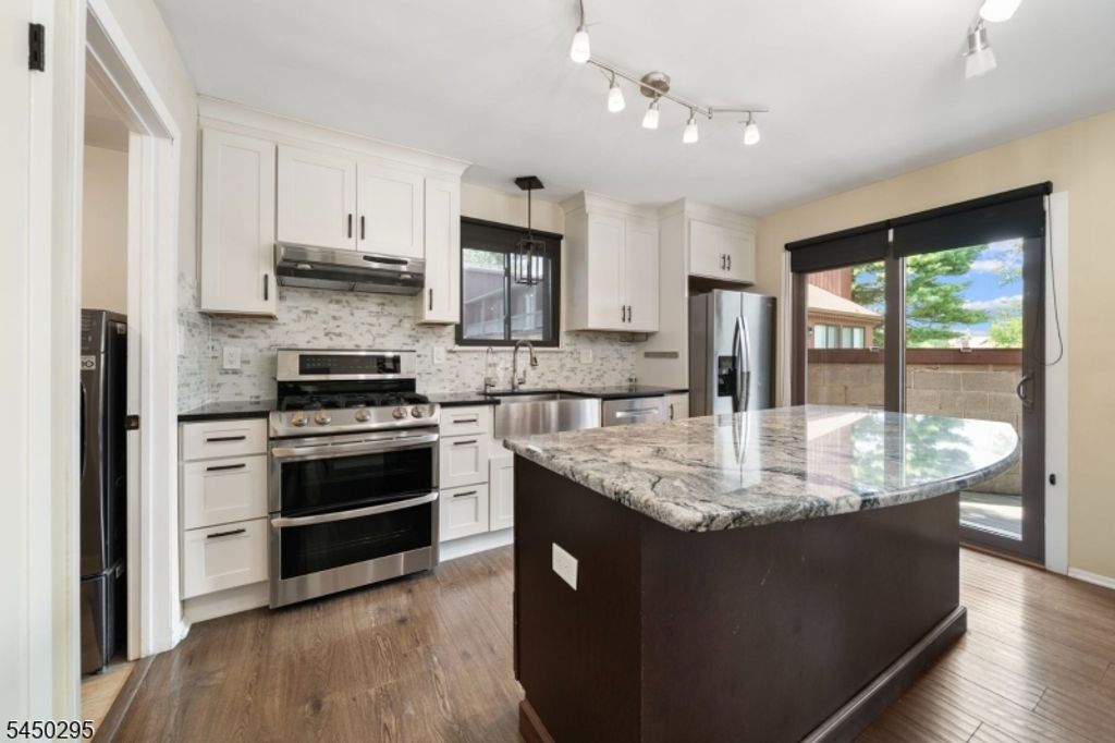 59 Taurus Dr 4D, Hillsborough Twp., NJ 08844