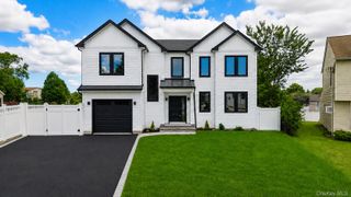 45 Glade Lane, Levittown, NY 11756
