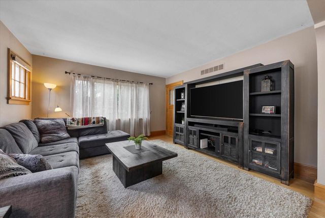 8324 W North AVENUE, Wauwatosa, WI 53213