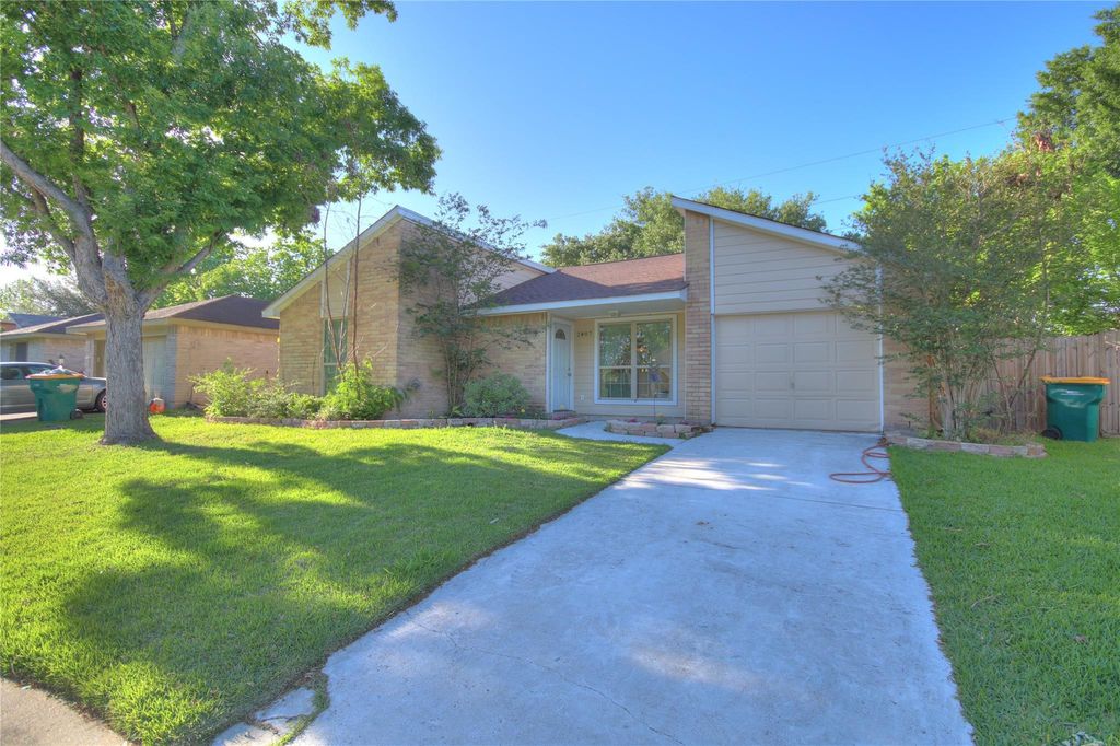 2807 N Brompton Drive, Pearland, TX 77584