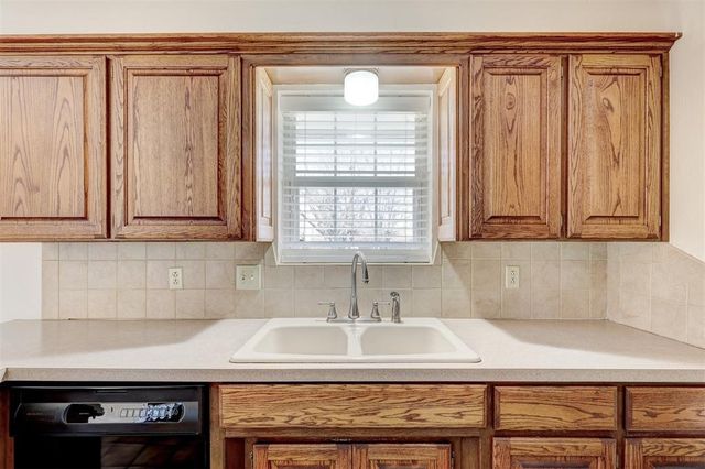 302 Tanglewood Drive, Yukon, OK 73099