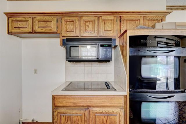 302 Tanglewood Drive, Yukon, OK 73099