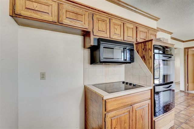 302 Tanglewood Drive, Yukon, OK 73099