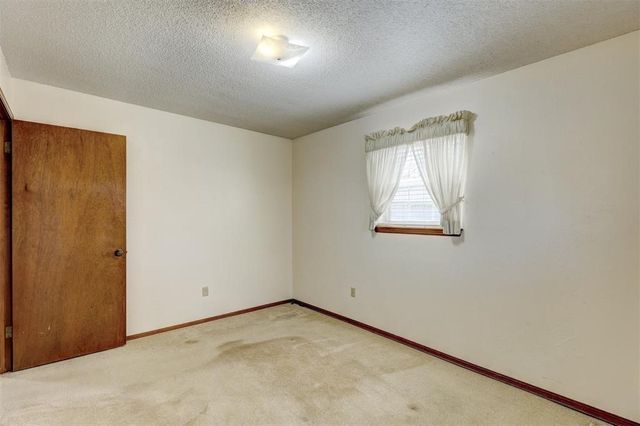 302 Tanglewood Drive, Yukon, OK 73099