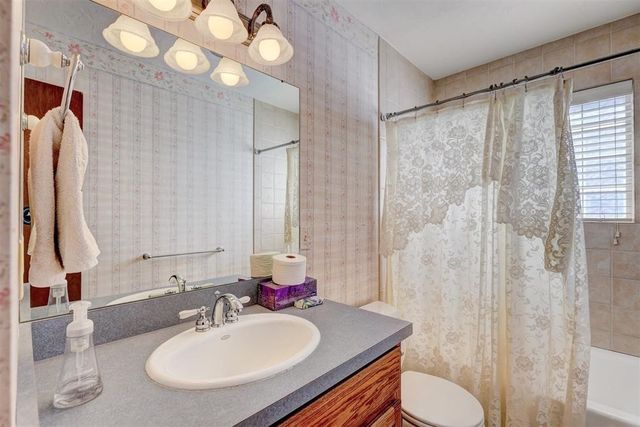 302 Tanglewood Drive, Yukon, OK 73099