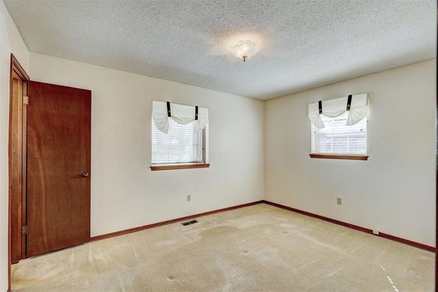 302 Tanglewood Drive, Yukon, OK 73099