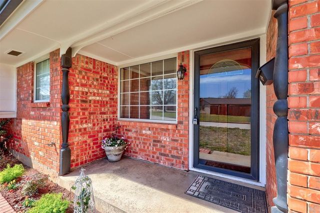 302 Tanglewood Drive, Yukon, OK 73099