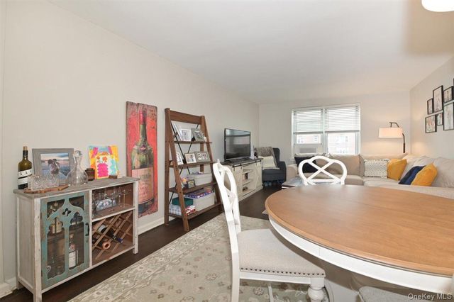 182-25 Wexford Terrace 505, Jamaica Estates, NY 11432