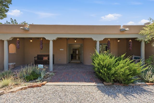 1859 Forest Circle, Santa Fe, NM 87505