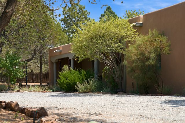 1859 Forest Circle, Santa Fe, NM 87505