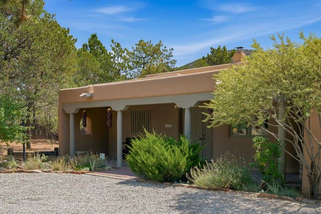1859 Forest Circle, Santa Fe, NM 87505