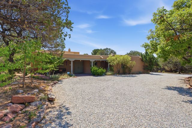 1859 Forest Circle, Santa Fe, NM 87505