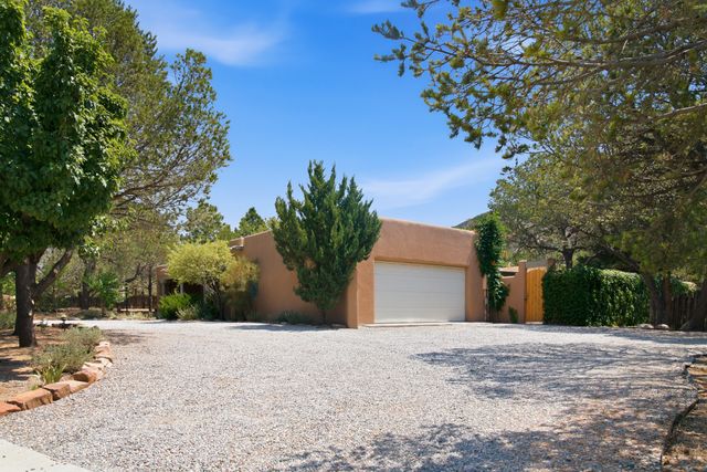1859 Forest Circle, Santa Fe, NM 87505