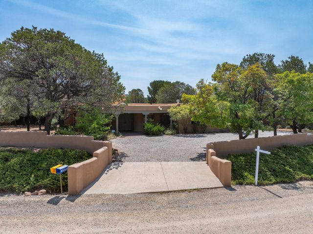 1859 Forest Circle, Santa Fe, NM 87505