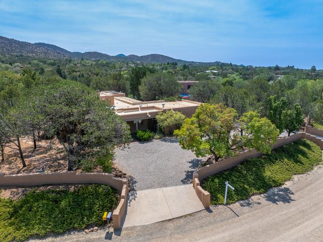 1859 Forest Circle, Santa Fe, NM 87505