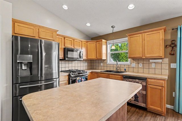 1073 Barnwood Drive, Wayland, MI 49348