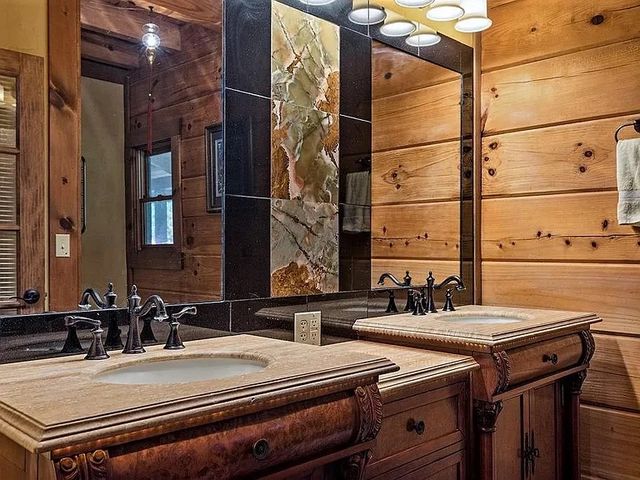 463 County Road 2281, Eureka Springs, AR 72631