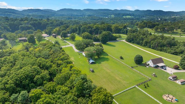 6692 Cool Springs Rd, Thompsons Station, TN 37179