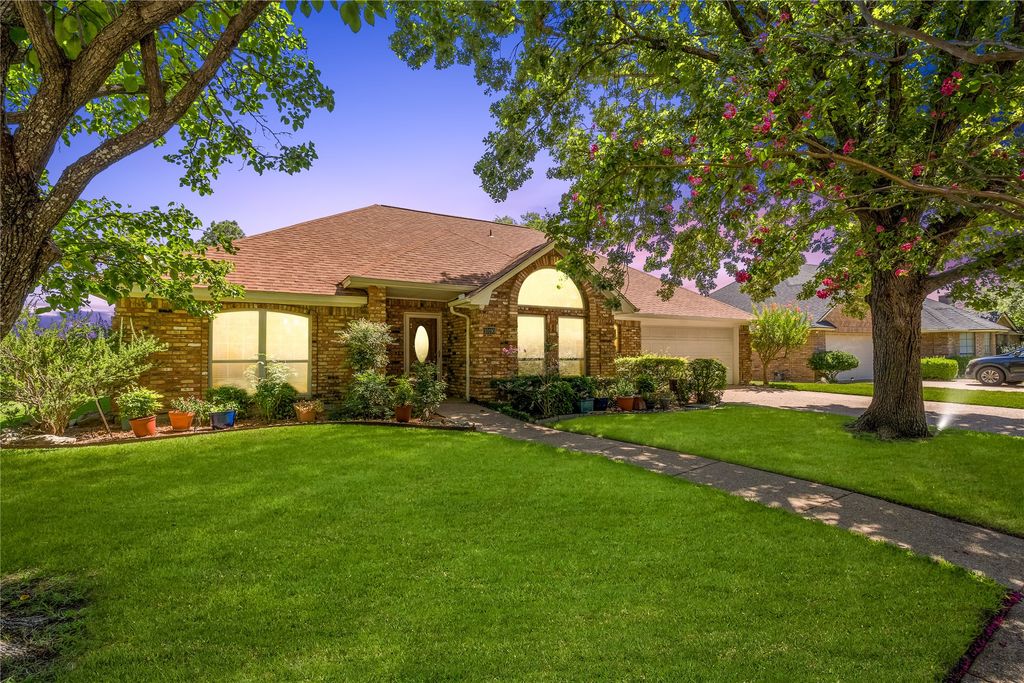 10190 Trail Ridge Drive, Benbrook, TX 76126