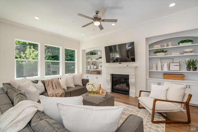 215 Pheasant Ct, Napa, CA 94558