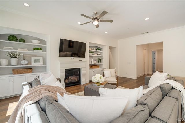 215 Pheasant Ct, Napa, CA 94558