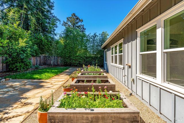 215 Pheasant Ct, Napa, CA 94558