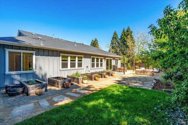 215 Pheasant Ct, Napa, CA 94558