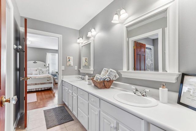 191 Fieldstone ROAD, Delafield, WI 53018