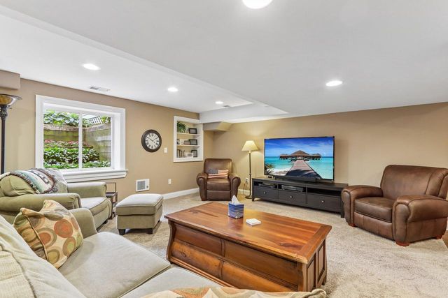 191 Fieldstone ROAD, Delafield, WI 53018
