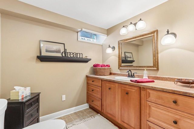 191 Fieldstone ROAD, Delafield, WI 53018