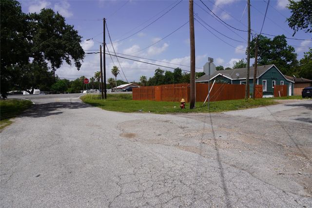 6803 6th Street, Hitchcock, TX 77563