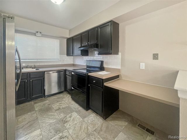 15846 W 11 Mile Road, Southfield, MI 48076