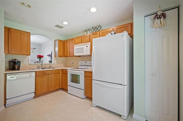 6086 Southard St, West Palm Beach, FL 33411