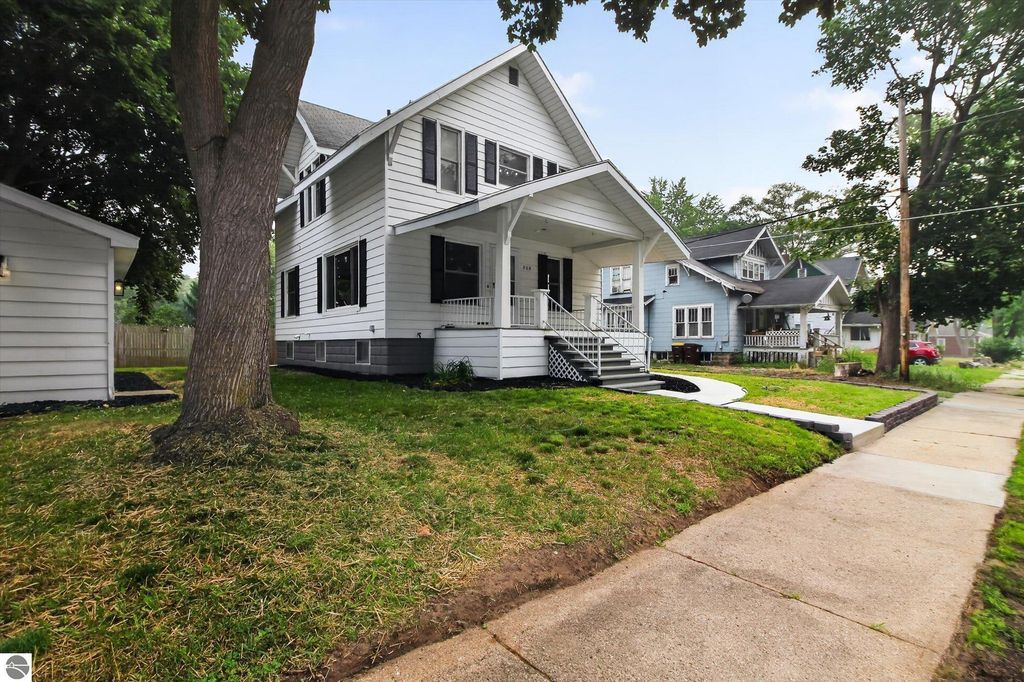 Image 3 of property listing at 509 Liberty Street, Alma, MI 48801