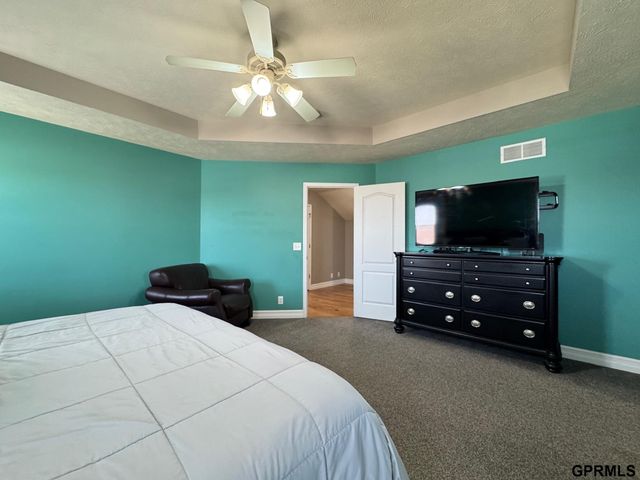 15960 Meredith Avenue, Omaha, NE 68116