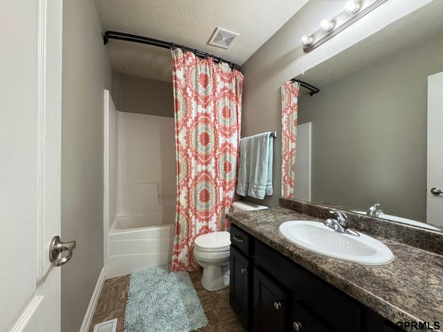 15960 Meredith Avenue, Omaha, NE 68116