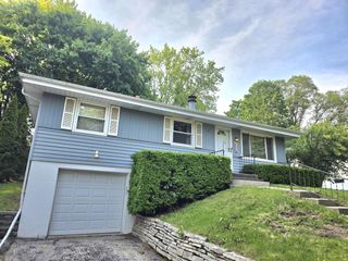 318 Debbie DRIVE, Waukesha, WI 53189